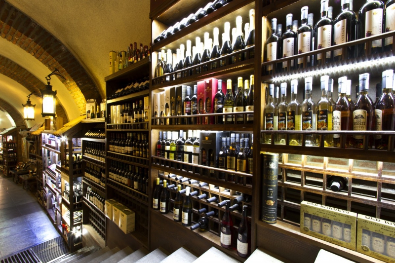 vente-AURIBEAU SUR SIAGNE-min_world_street_travel_shop_canon_georgia_wine_bottles-429767